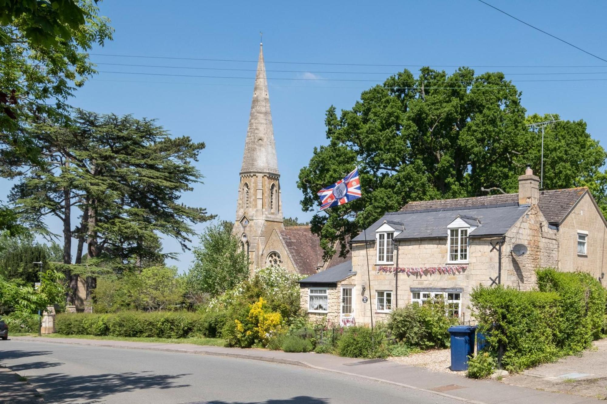 Stunning 3 Bed 2 Bath Detached Village Holiday home Cheltenham