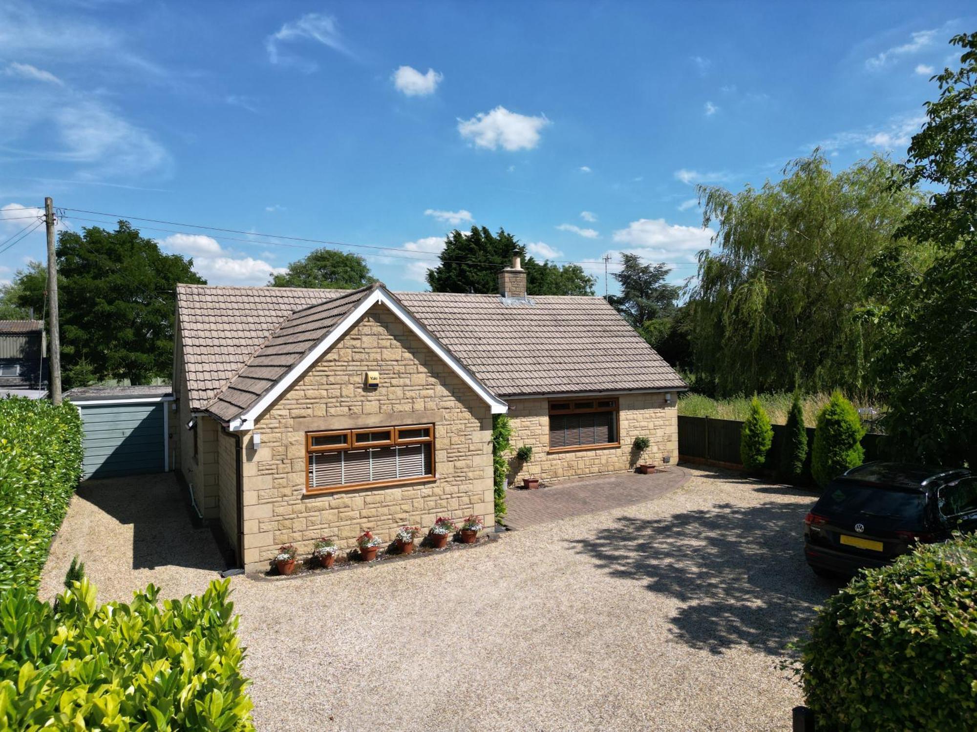 Stunning 3 Bed 2 Bath Detached Village * Cheltenham